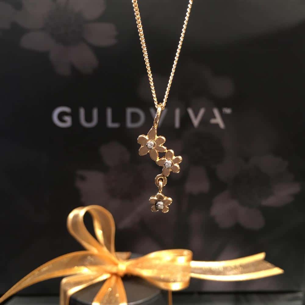 Vergissmeinnicht-Anhänger aus 18 Karat Gold mit Diamanten, handgefertigt von GULDVIVA